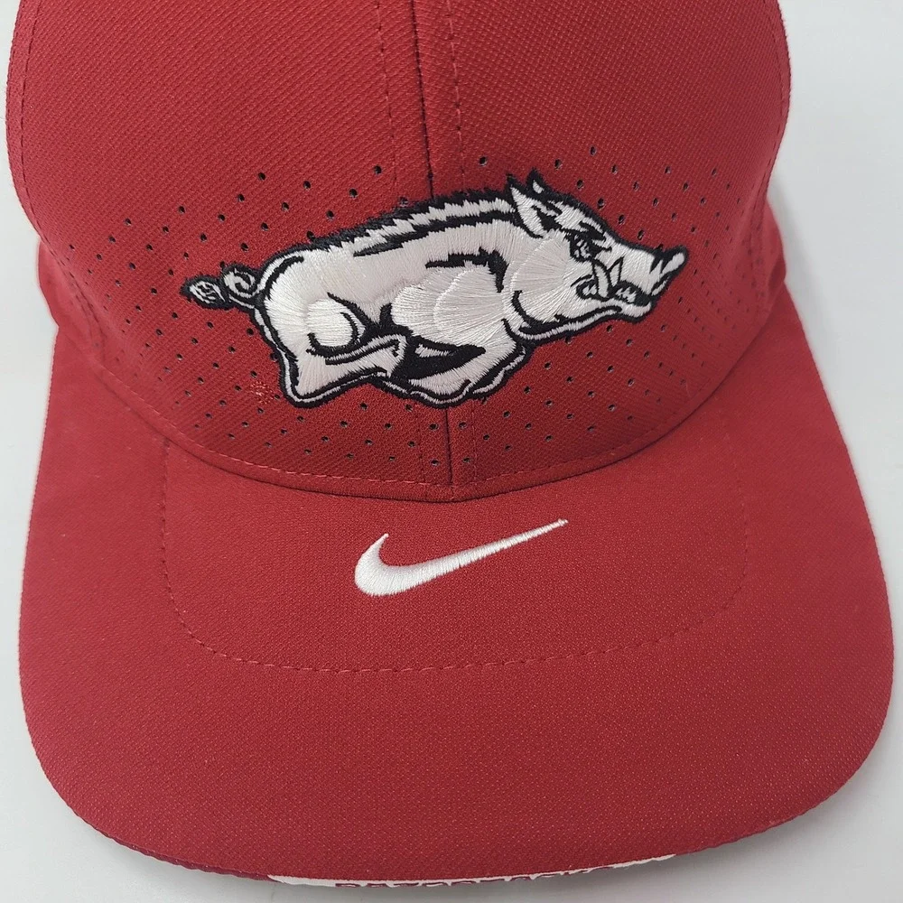 Arkansas Razorbacks Hat Fitted One‎ Size Nike Red White NCAA Classic99 Dri-Fit